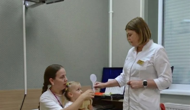 Врач объясняет результаты родителям